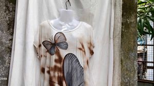 142310. Butterfly Print Top