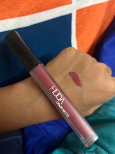 HUDA BEAUTY Liquid Matte Lipstick (Smoky Rose)