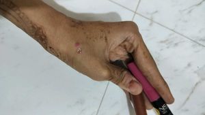 Insight Cosmeticc Lipstick With Lip Gloss
