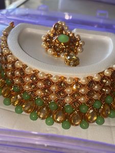 Jewellery set with earrings and mangtika