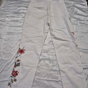 White Floral Embroidery Jeans /Pinterest