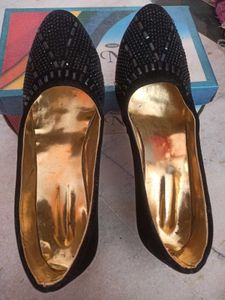 Black Embellished Juttis