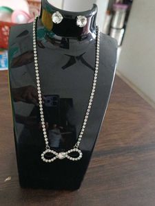 AD Sparkling Necklace & Earring Set