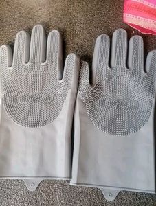 Silicon Grey Coloured Gloves For Washing Dishes.