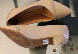 Venus Step Pointed Toe Kitten Heel Pump