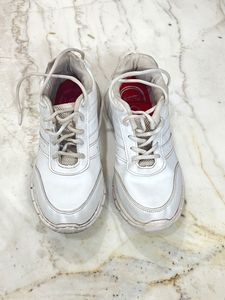 Bata Fine leather Pure White Hunter Sport Shoes.