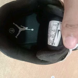 Air Jordan 4 Retro White Thunder ⚡