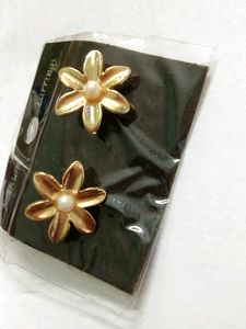 🎉🎀Petite 🎁 Brand New🌺 Flower Earrings,  Studs
