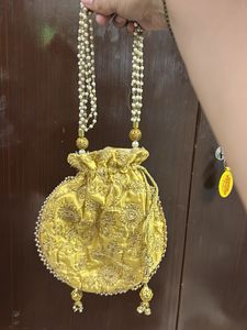 EMBROIDERRY GOLD POUCH