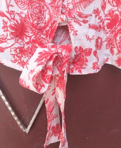 White 🤍 crop  Top With Red Flower Print 🍒