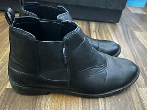 Stylish Black Leather Chelsea Boots
