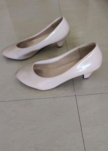 Pinkish cream pumps