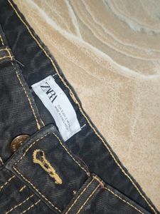 zara high waist jeans ... condition is very good ..., little damage shown in last pic ...,waist size 30 ,Hips 38 and Lenght 39.9