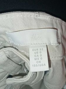 H&amp;M WHITE STRAIGHT FIT JEANS