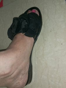 New Blck Slipper Selling Due To Size Issue