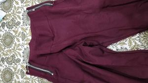 Beautiful Jegging With Side Chain Design