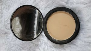 WEIGHTLESS STAY MATTE COMPACT