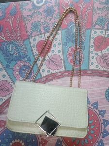 I'm selling a brand new sling bag. It’s in perfect