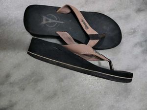Paragon Black Eiffel Tower Flip-Flops