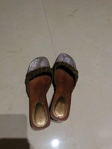Wooden sandal With Green Velvet design