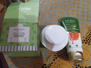 Lotus Sunscreen With Free Moisturizer