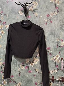 Black Long Sleeve Crop Top