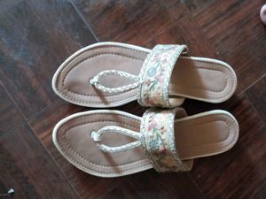 Beautiful Kolapuri Chappal For Women