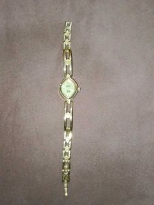 Elegant Gold Watch - Quartz Swarna