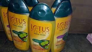 Lotus Kera Veda ( Hennapura/amlapura) Shampoo..