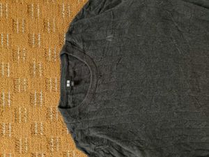 UNIQLO GRAPHITE GREY KNIT SWEATER