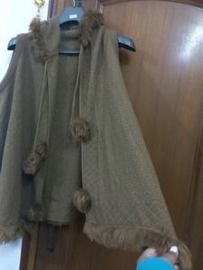 Open Poncho Shurg With Pompom