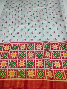 Elegant White &amp; Red Patterned Saree