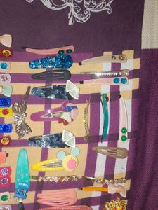 BUY ATLEAST 3 Hair Clips✨