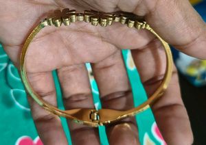 Free Size Flower Power Open Type Bracelet