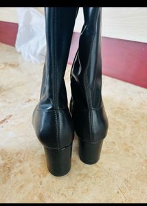 Chic Black Knee-High Boots