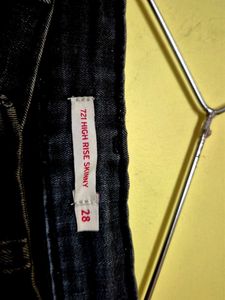 Levi&#39;s 721 High Rise Skinny Jeans -Size 28 (Black