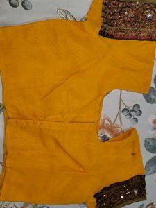i am selling weeding wear saree With Blouse