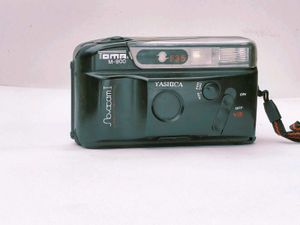 Yashica 35mm Film Camera with Flash 📸