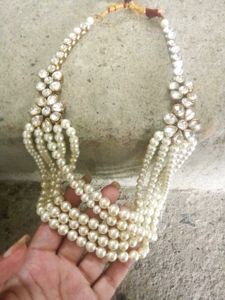 Elegant Pearl and Crystal Necklace