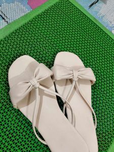 Branded New Off White Trendy Flats ✨