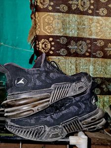 Sports shoes