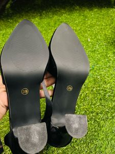 Elegant Black Heels with Pearl Detail