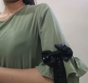 Top With Cute Bow And Loose Sleeves