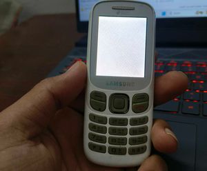 Samsung Feature Phone - Retro Style