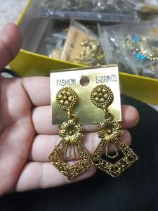 Vintage Inspired  Floral Pattern Gold Tone Earring