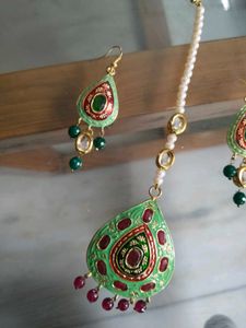 Green &amp; Red Kundan Maang tikka And Earrings Set