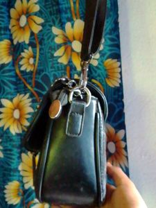 Chic Black Quilted Chain Bag