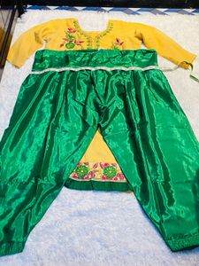 cream/green Suite
