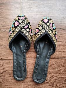 Embroidered Juttis