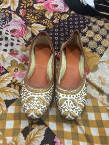Embroidered Juttis